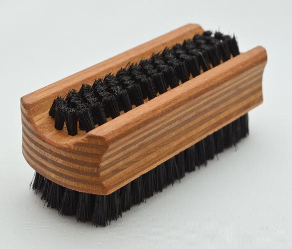 Handwaschbürste Schichtholz mit Griffmulden. 6 und 4 Reihen schwarze Naturborsten. Bürstenfabrik Keller seit 1869. Handwaschbürste Schichtholz mit Griffmulden. 6 und 4 Reihen schwarze Naturborsten. Bürstenfabrik Keller seit 1869.